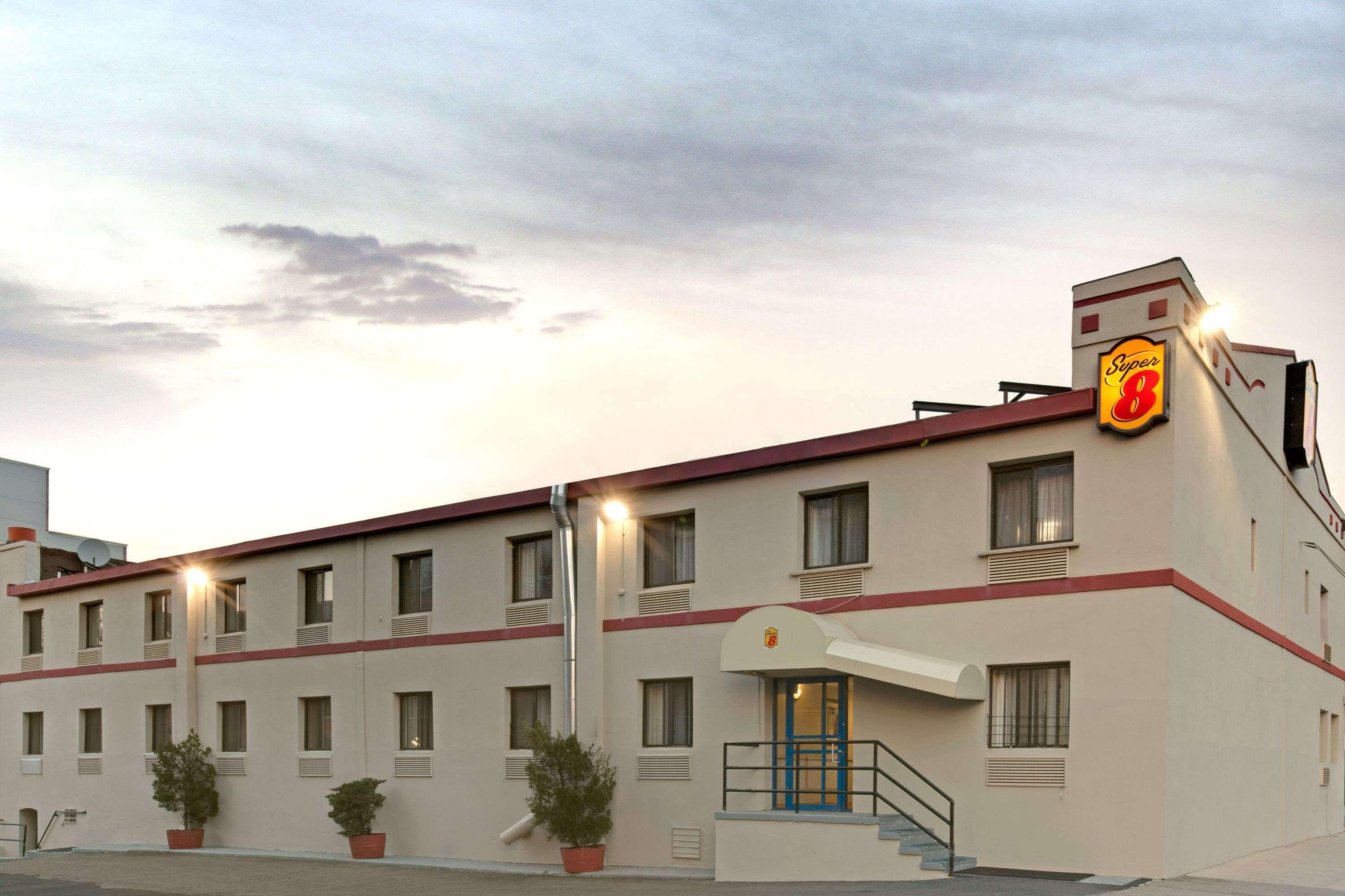 Super 8 By Wyndham Long Island City Lga Hotel New York Eksteriør billede